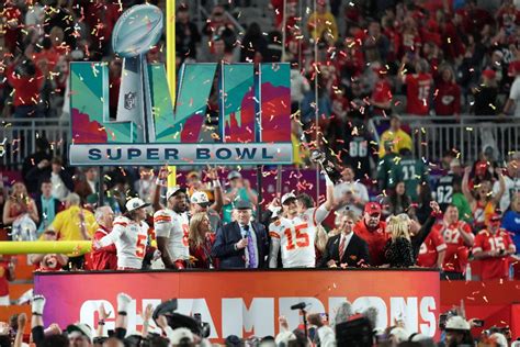  Super Bowl LVII: Triumf Chiefsów i Kontrowersje wokół Spóźnionego Początku